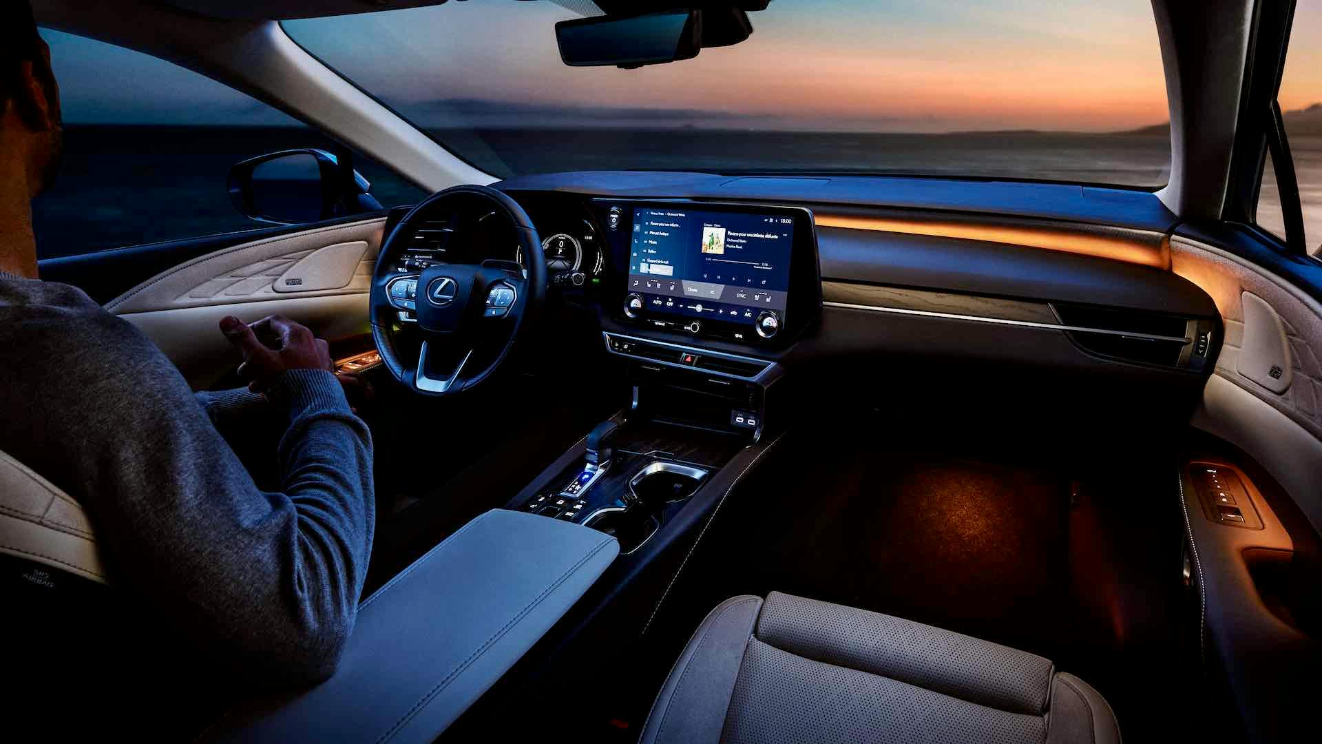 Lexus RX 2023, illuminazione interni