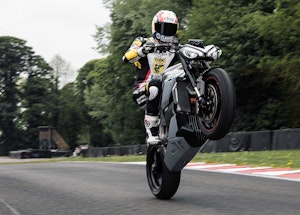 Triumph TE1 Moto Elettrica impennata