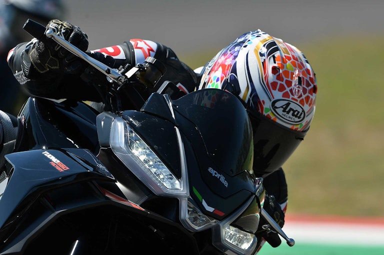 Aprilia Tuono 660 Factory Casco Arai RX7 IV