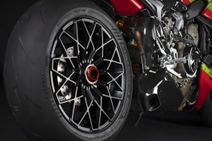 Ducati Streetfighter V4 Lamborghini ruota posteriore con monobraccio