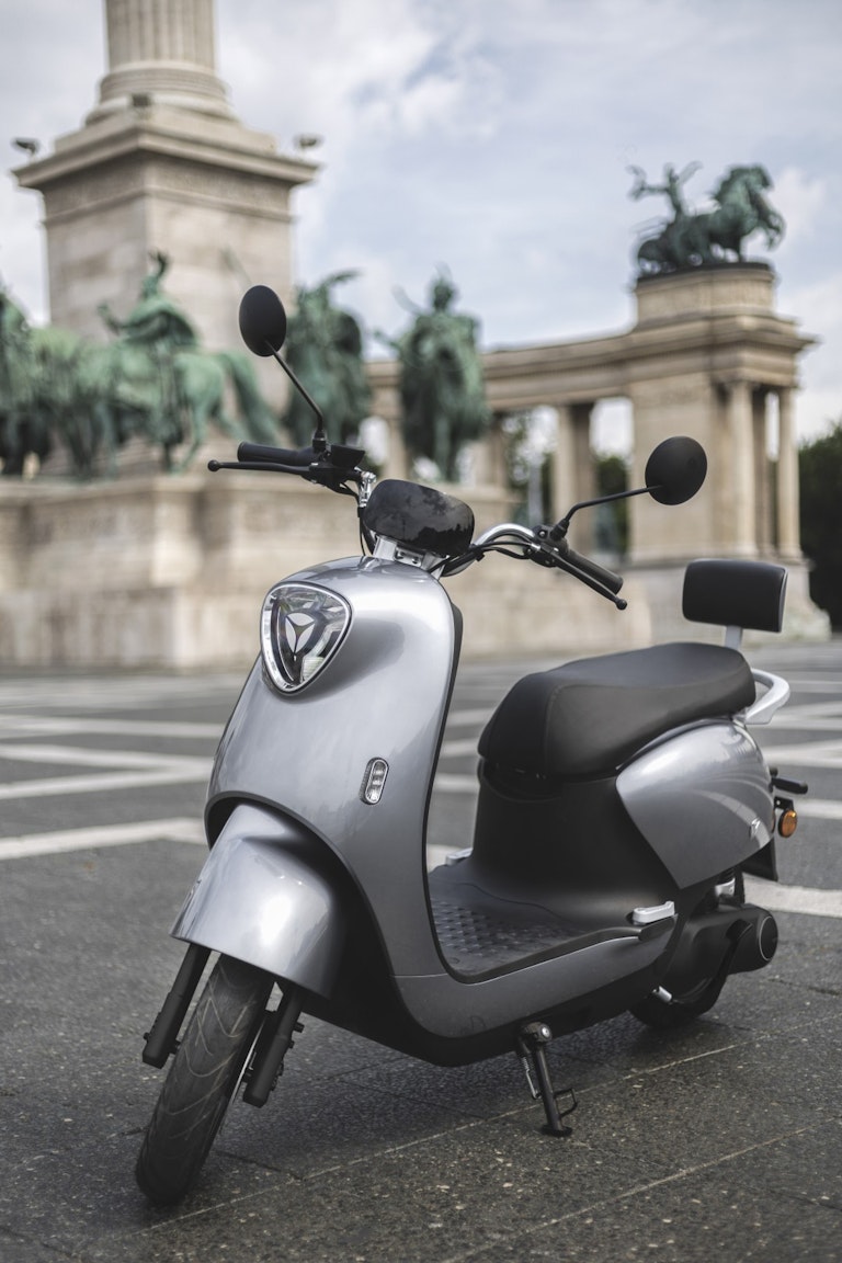 scooter elettrico yadea m6l grigio foto statica cittadina
