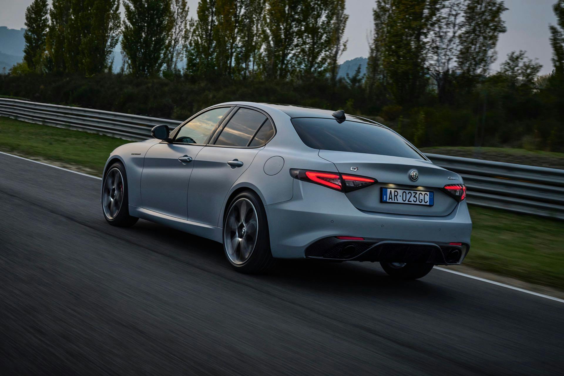 Alfa Romeo Giulia 2023 tre quarti posteriore