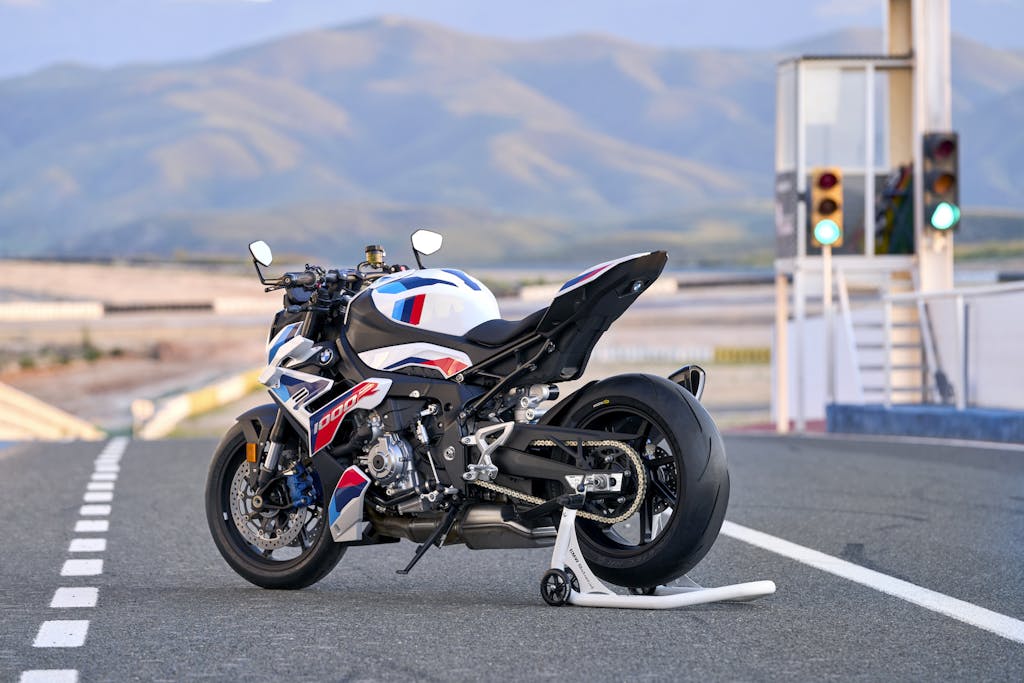 BMW M 1000 R bianca