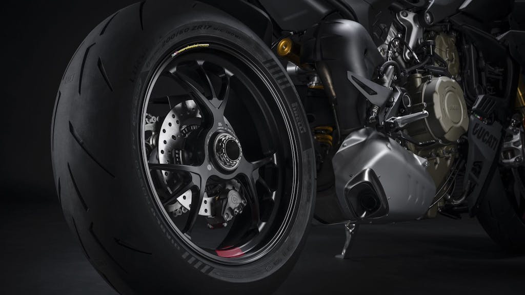 Nuova Ducati Streetfighter V4 2023 cerchio posteriore