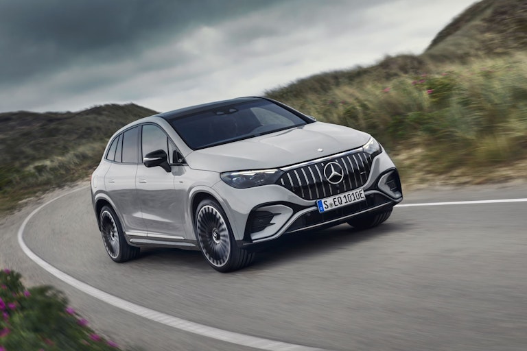 Mercedes EQE SUV tre quarti movimento