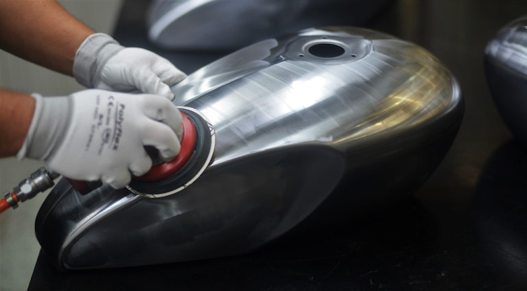 triumph chrome edition particolare serbatoio in alluminio spazzolato