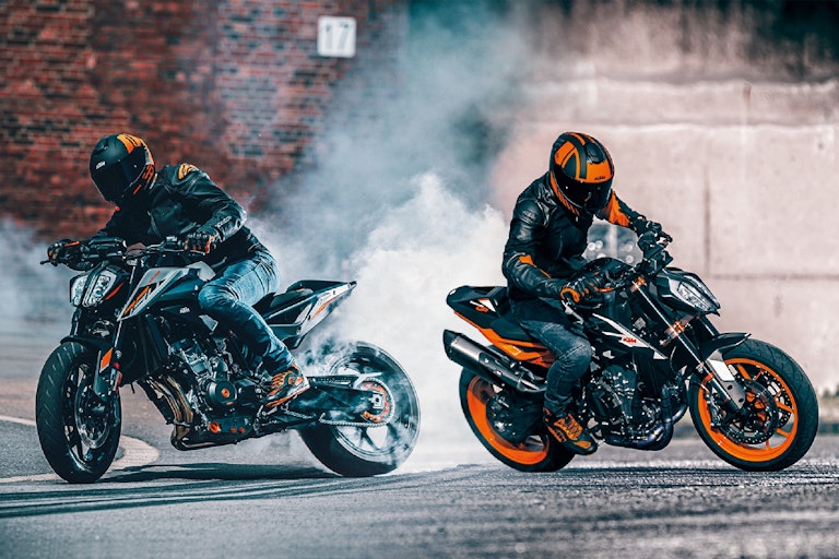 ktm duke 2023 foto in azione