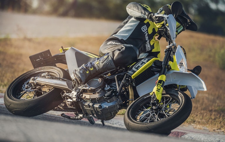 Husqvarna 701 Supermoto, la nuova versione 2023 - RED Live