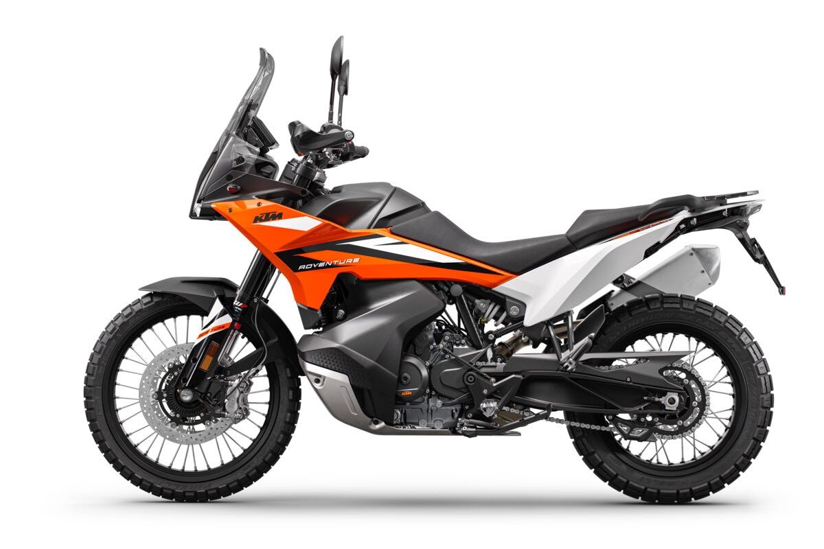 KTM 890 Adventure 2023 di bene in meglio RED Live