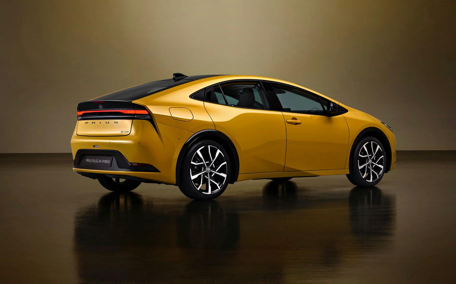 Toyota Prius Plug-in Hybrid 2023 tre quarti posteriore