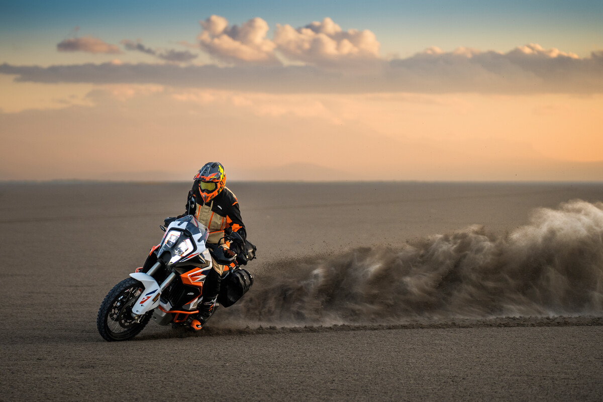 KTM 1290 Super Adventure R 2023 derapata su sterrato