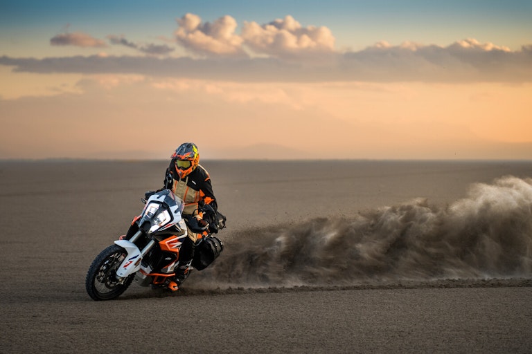 KTM 1290 Super Adventure R 2023 derapata su sterrato