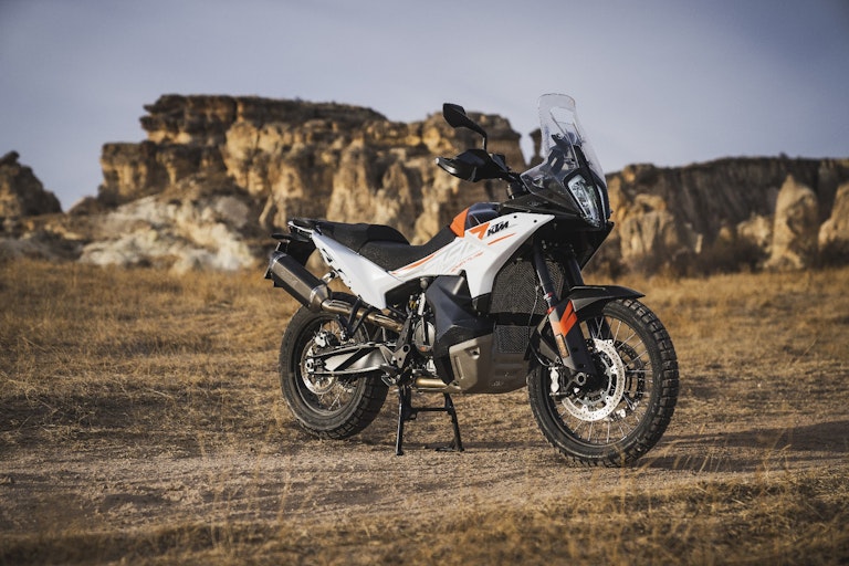 KTM 790 adventure 2023 foto statica nel deserto