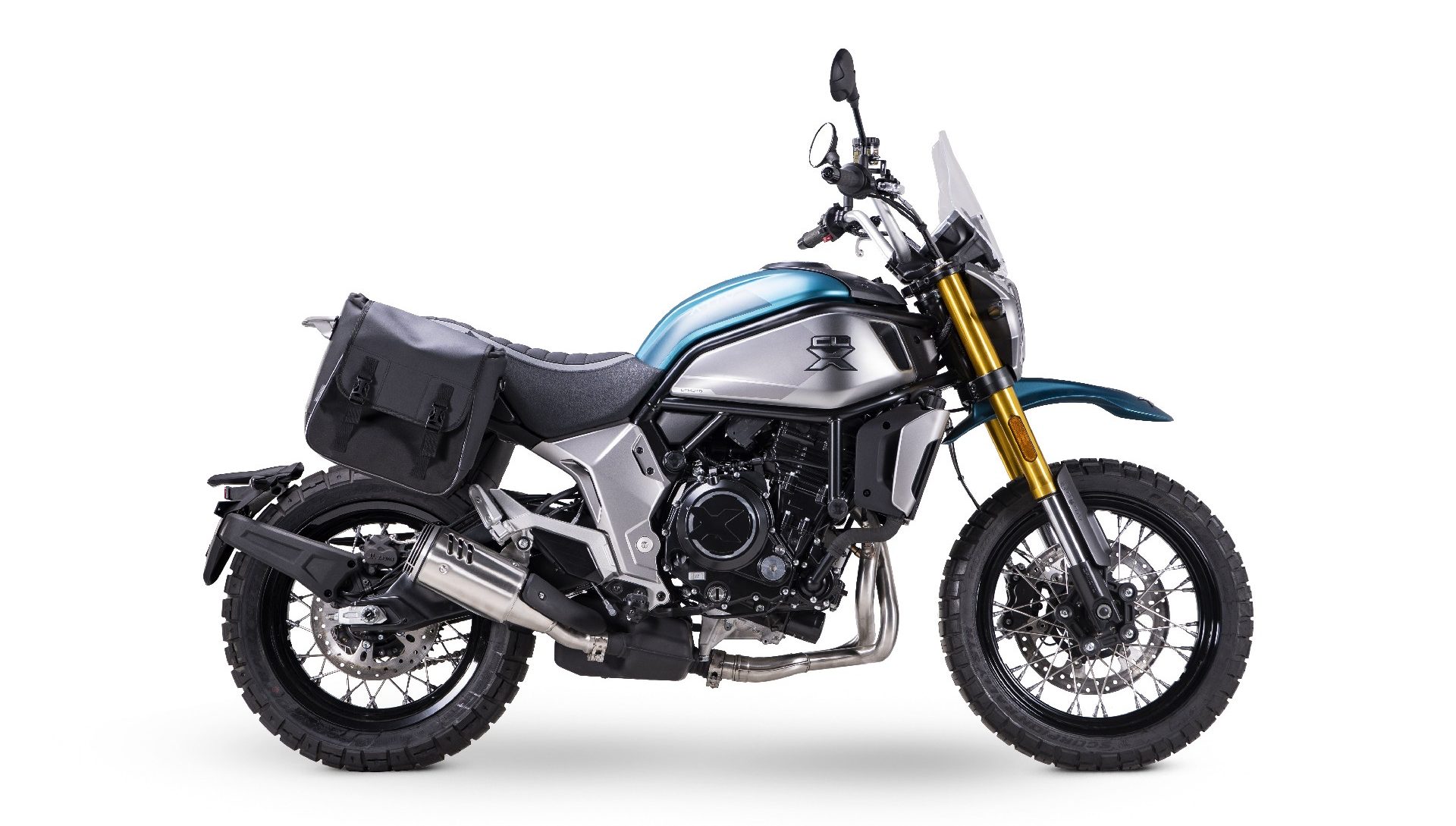 CFMoto 700 CL-X Adventure foto laterale in studio