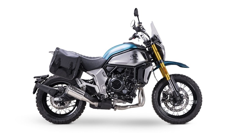 CFMoto 700 CL-X Adventure foto laterale in studio