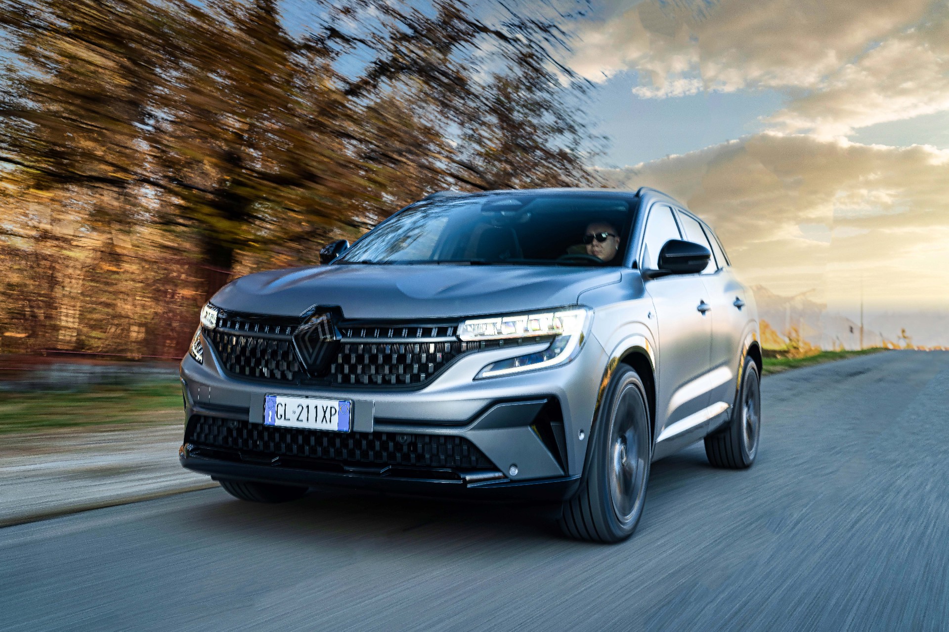 renault austral foto tre quarti anteriore su strada