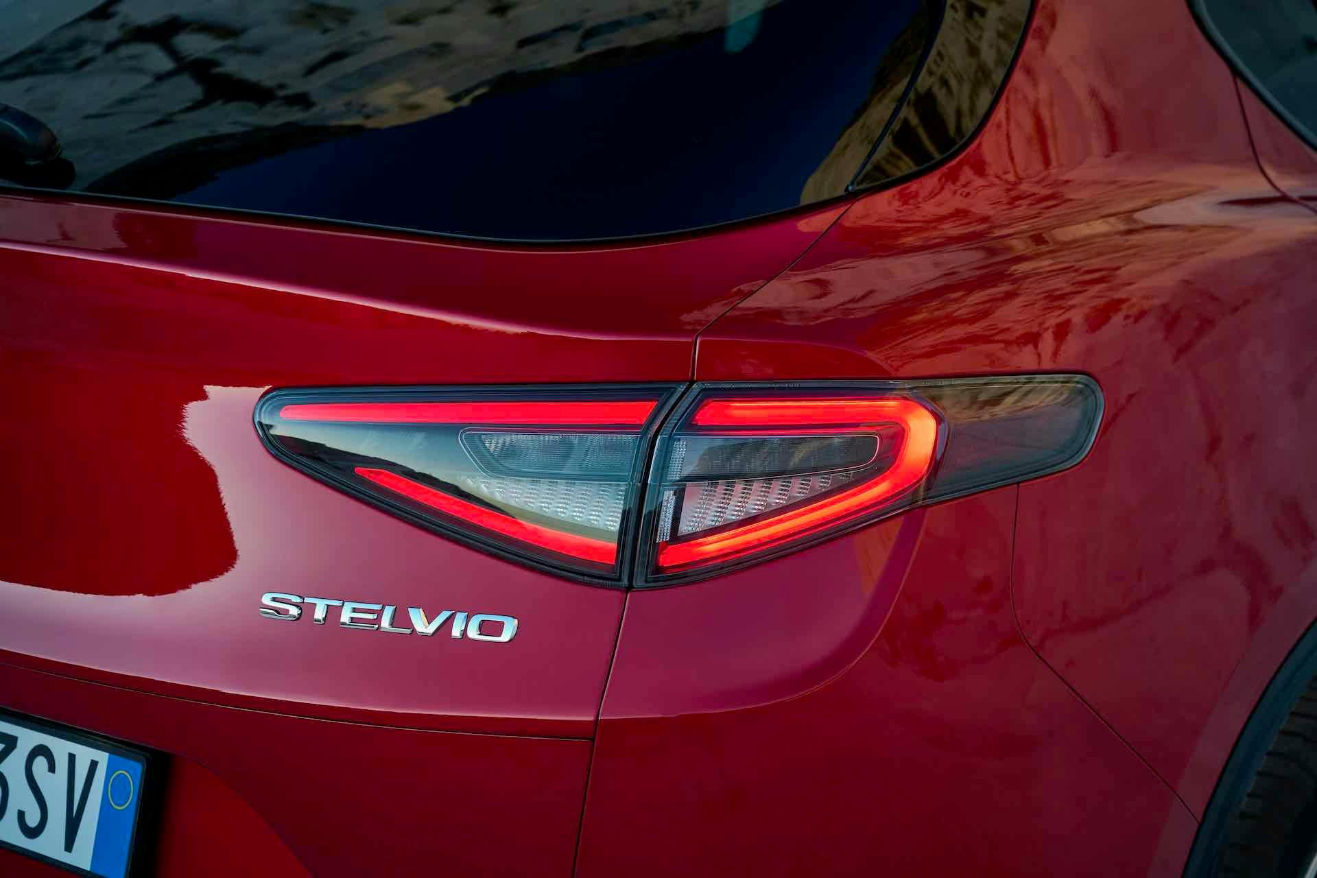 Alfa Romeo Stelvio 2023 - faro posteriore