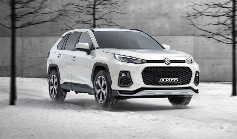 Suzuki Across Plug-in nella neve