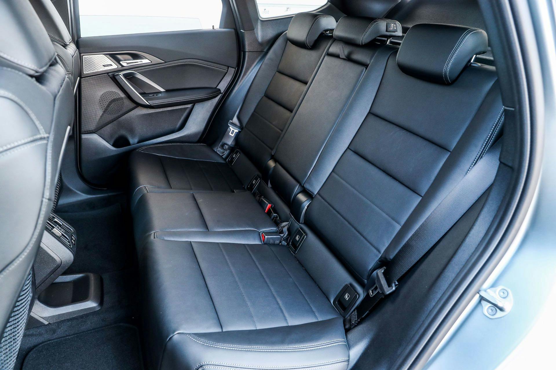 BMW iX1 sedili posteriori
