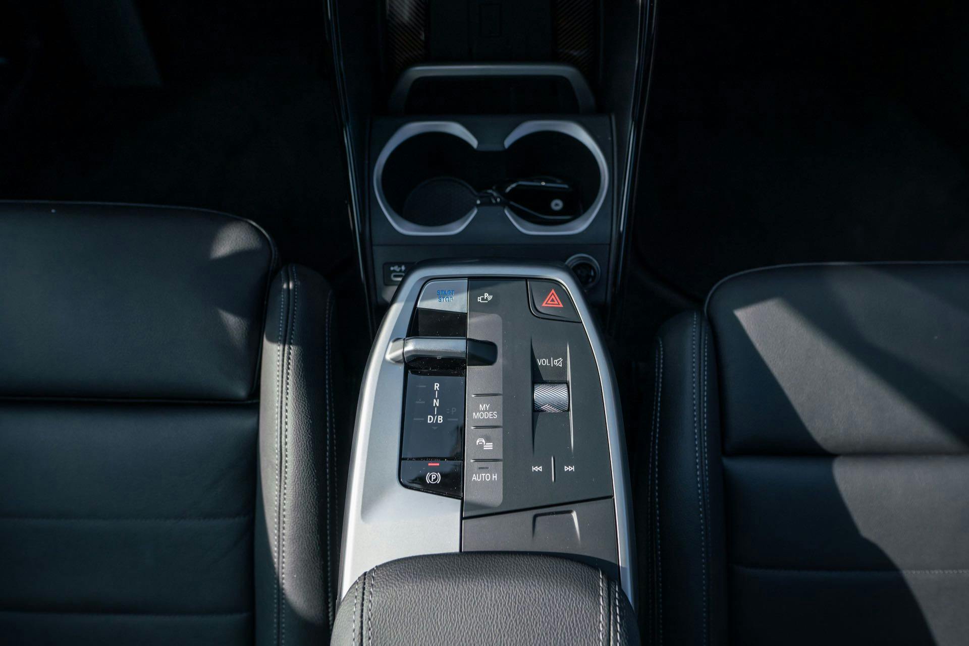 BMW iX1 bracciolo con comandi del cambio