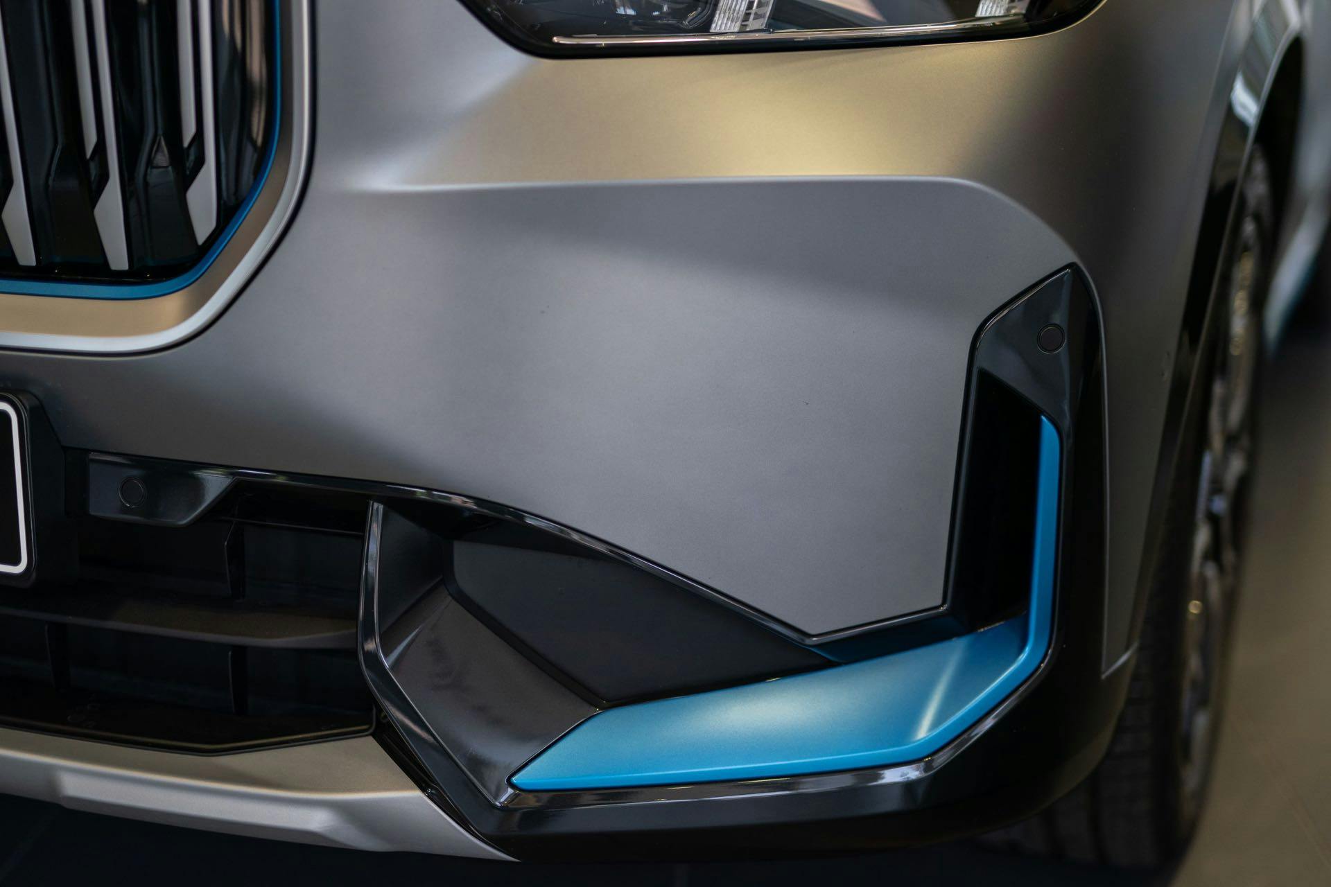 BMW iX1 modanatura blu