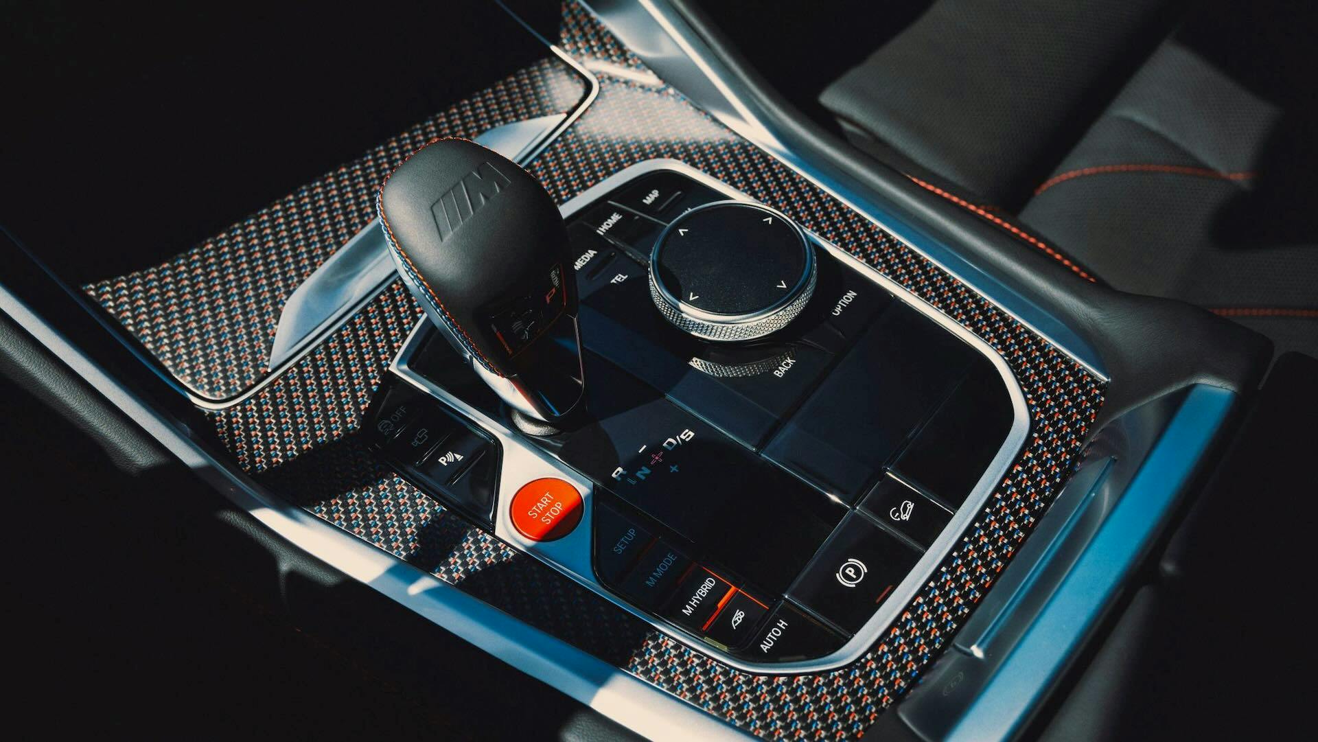 BMW XM Label Red, il cambio Steptronic otto marce e il selettore delle modalità di guida