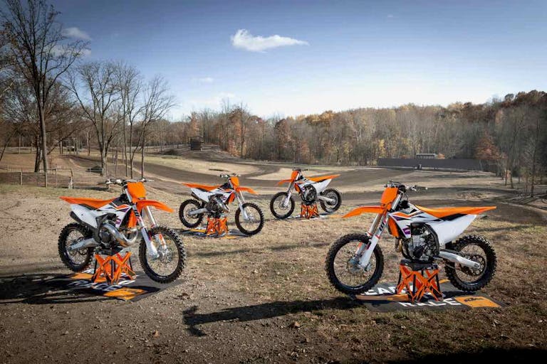 gamma ktm cross 2024 foto statica su campo da cross