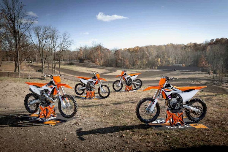 gamma ktm cross 2024 foto statica su campo da cross