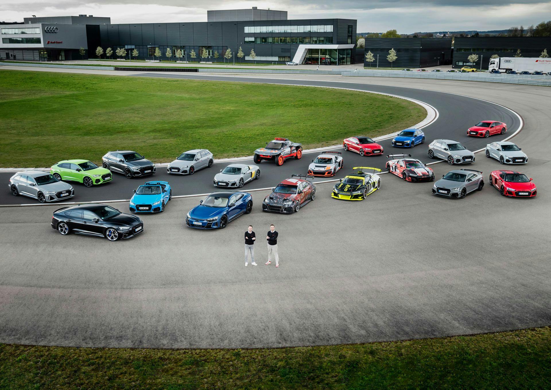 40 anni di Audi Sport foto di gruppo delle auto con direttori generali