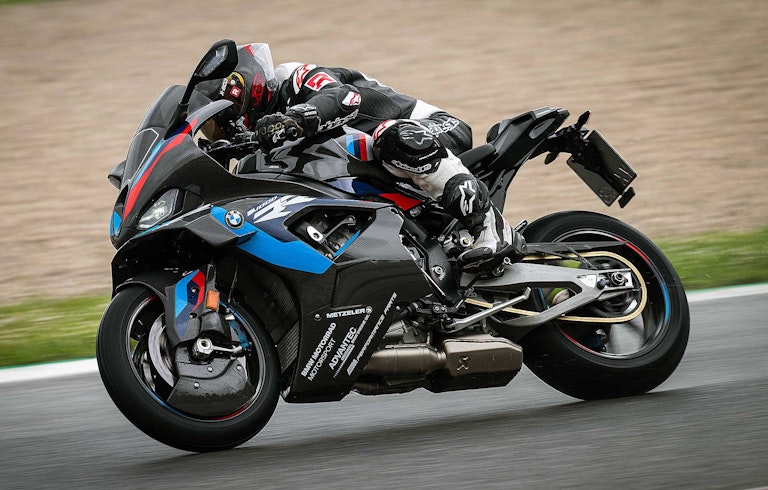 BMW M 1000 RR 2023 action rain
