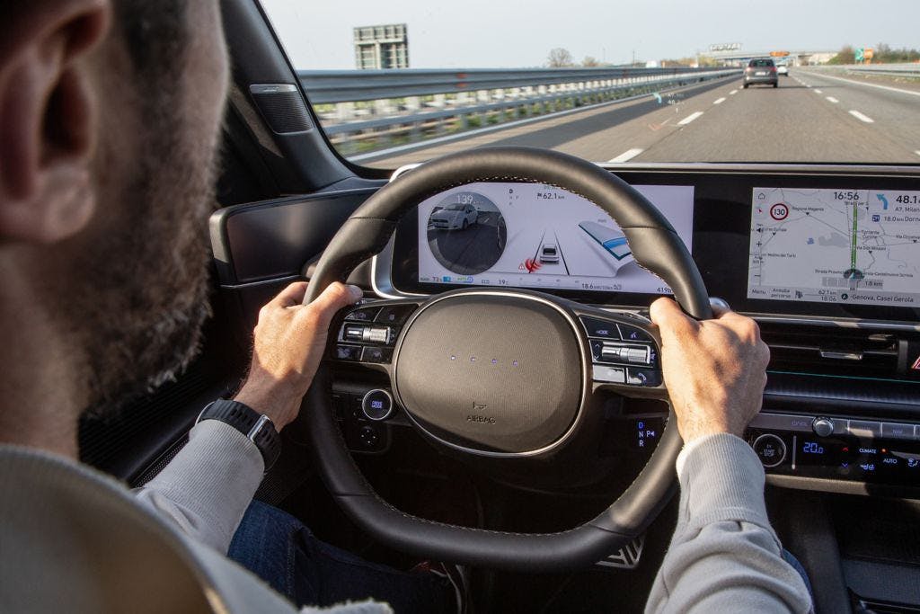 Hyundai Ioniq 6 alla guida