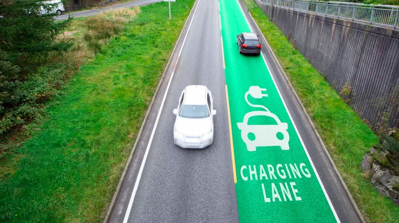 autostrada con ricarica induttiva per auto elettriche