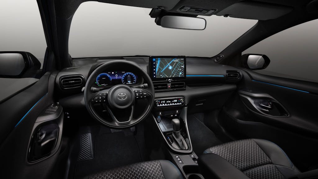 Nuova Toyota Yaris 2024, gli interni della Premiere Edition