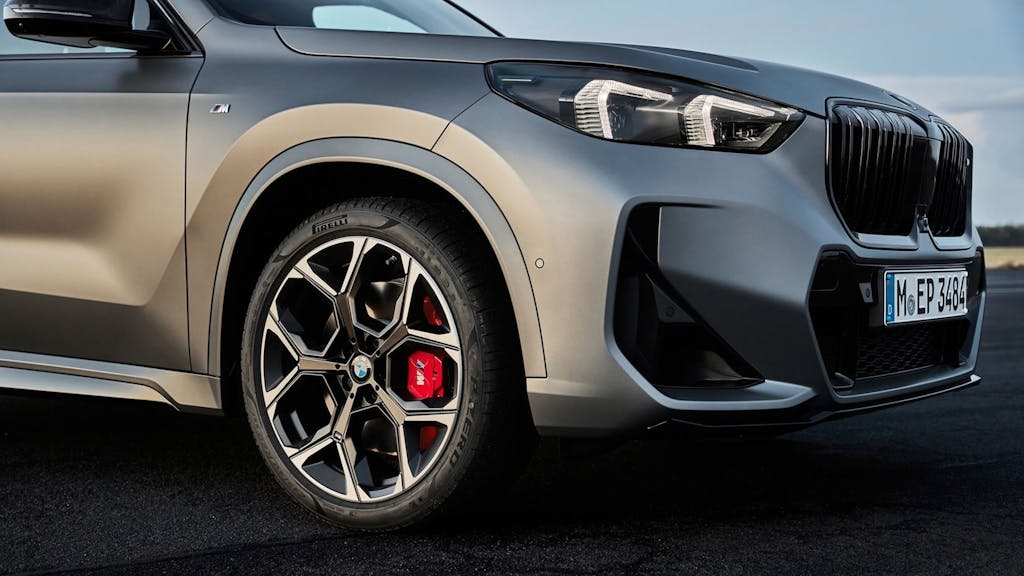 Nuova BMW X1 M35i xDrive, frontale e cerchi