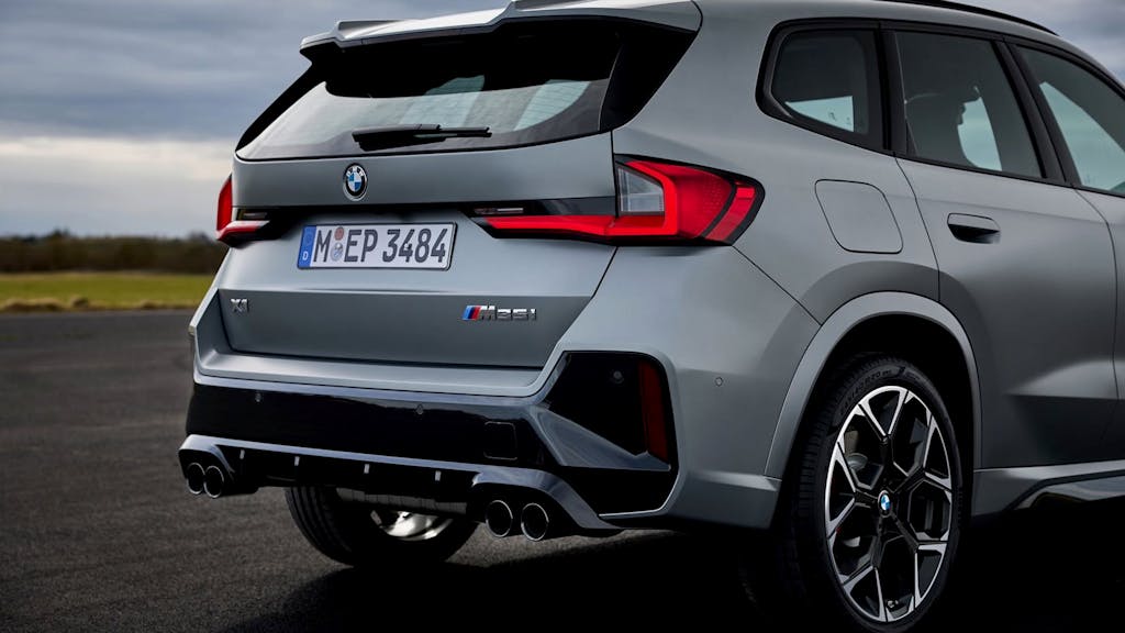 Nuova BMW X1 M35i xDrive, il posteriore con 2 coppie di terminali di scarico