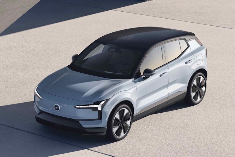 volvo ex30 vista tre quarti still life ambientata