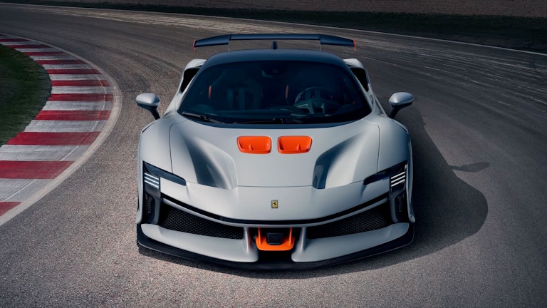 Nuova Ferrari SF90 XX Spider, frontale a freccia