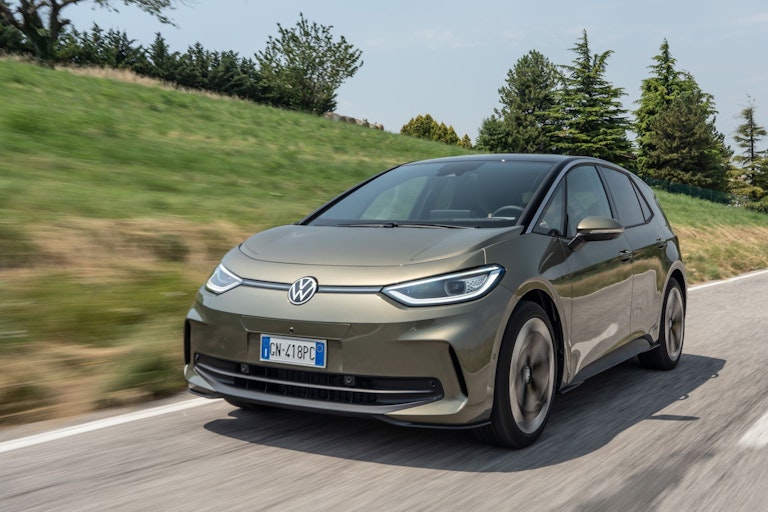 Volkswagen ID.3 restyling movimento anteriore verde oliva