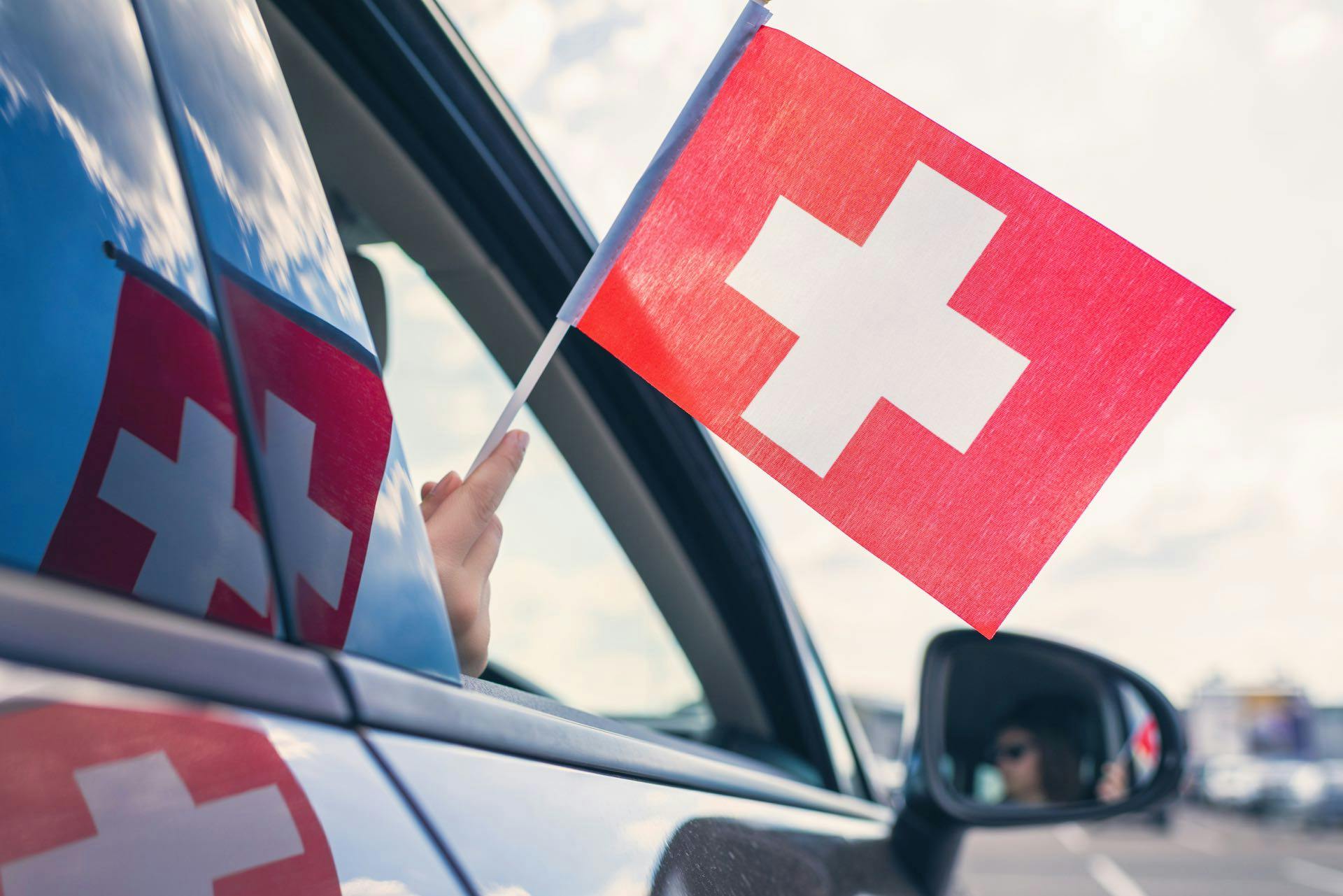 bandiera svizzera fuori dal finestrino