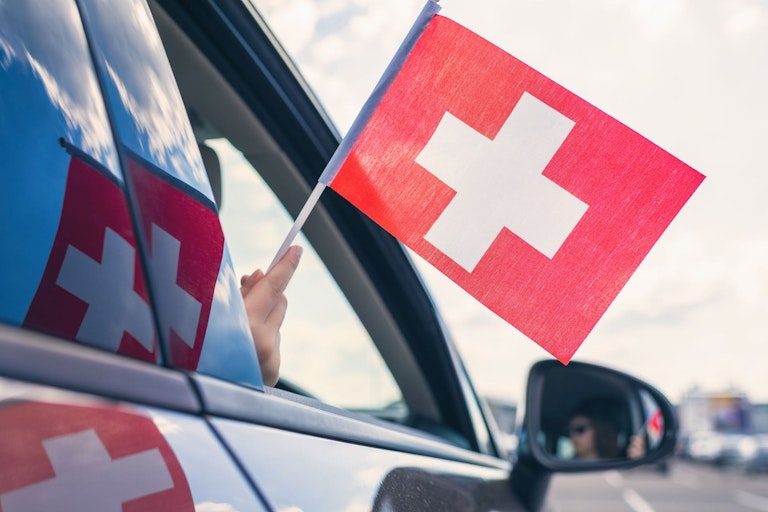 bandiera svizzera fuori dal finestrino