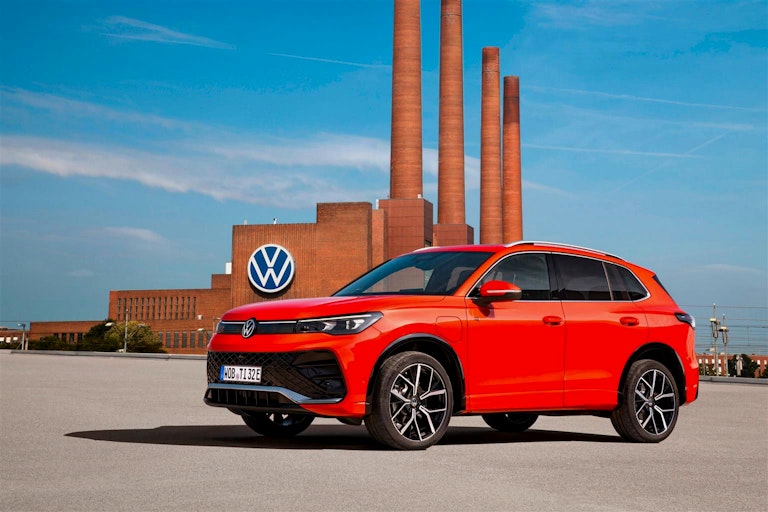 volkswagen tiguan my 2024 rossa statica con sfondo industriale