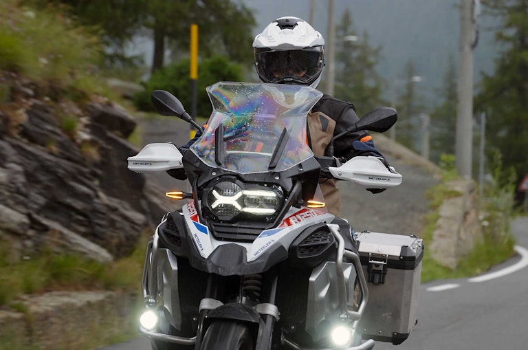 NOS NS-9 in sella con BMW R 1250 GS