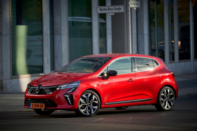 nuova mitsubishi colt, vista laterale con sfondo cittadino