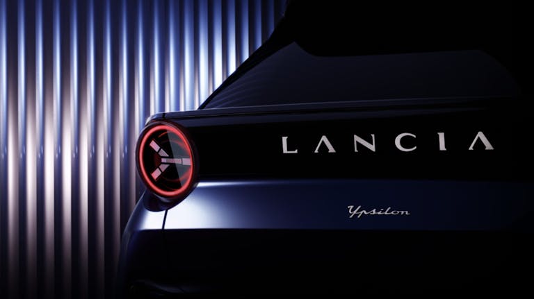 nuovità auto 2024 Lancia Ypsilon,faro posteriore e scritta Lancia