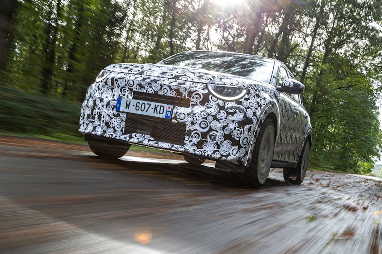 Abarth 600e camuffata