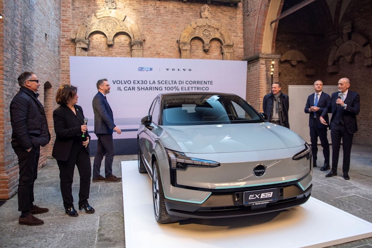 Volvo EX30 brandizzata Corrente per car sharing