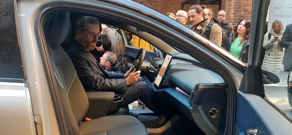 Matteo Lepore, Sindaco di Bologna, sulla Volvo EX30 elettrica del car sharing Tper Corrente