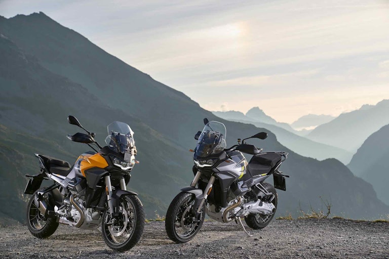 moto guzzi stelvio foto statica due modelli in esterni