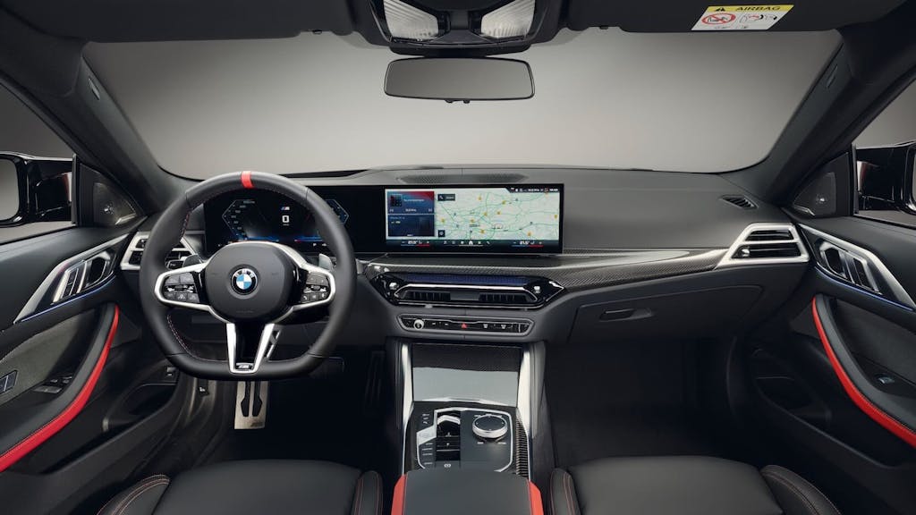 Nuova BMW Serie 4 2024, plancia e comandi