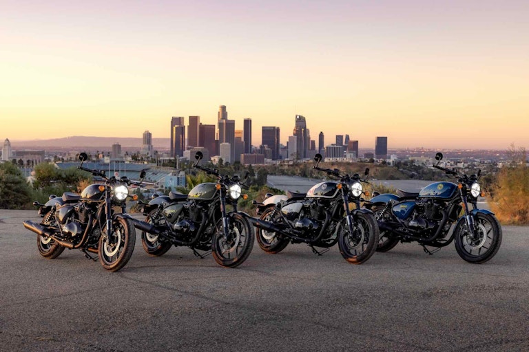 royal enfield shotgun 650 foto statica dei quattro modelli su sfondo città